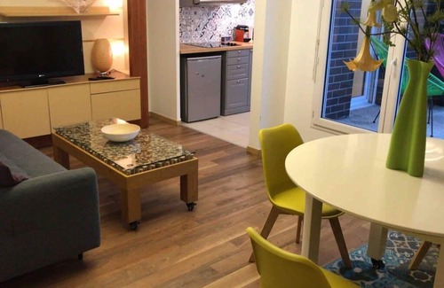 Saint-Denis Apartment | Bamboo Terrace 1BR apartment + Safe parking, FLORA1