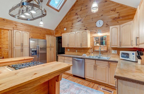 Ellijay Cabin | Bamby Bungalow. Family and Pet Getaway. Fenced in yard and minimal stairs