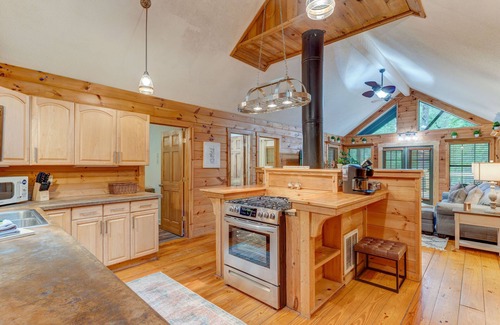 Ellijay Cabin | Bamby Bungalow. Family and Pet Getaway. Fenced in yard and minimal stairs