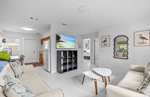 Clearwater Beach Cottage | BANANA BREEZE COTTAGE. Steps away from the beach Heated pool.