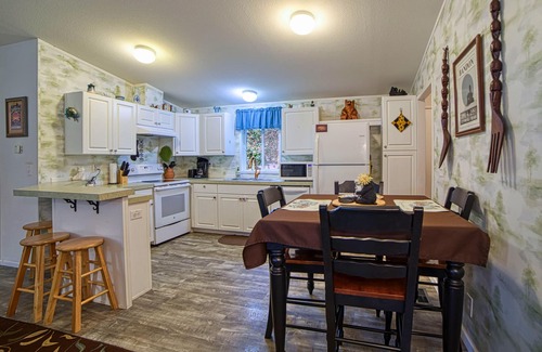 Bandon House | Bandon Bear Cottage - Quaint & Comfortable - Near All Attractions!