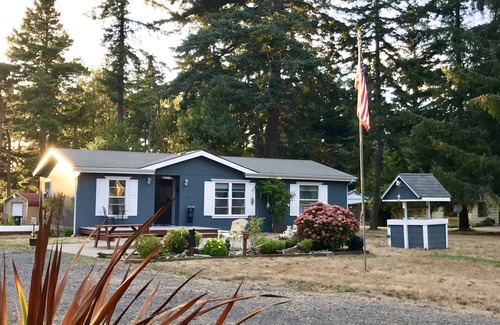 Bandon House | Bandon Bear Cottage - Quaint & Comfortable - Near All Attractions!