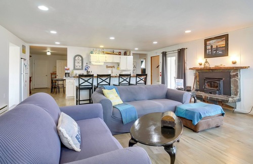 Bandon House | Bandon Home w/Patio, Steps to South Jetty Park