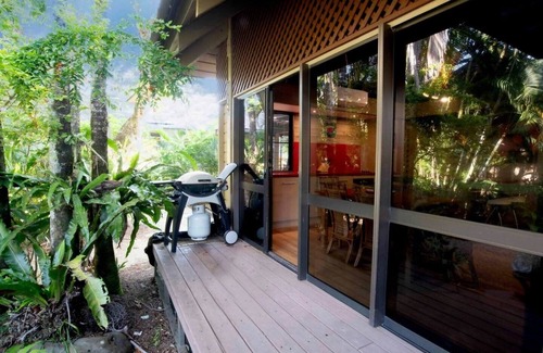 Mission Beach House | Banfield No 2 - Absolute Beachfront Bungalow