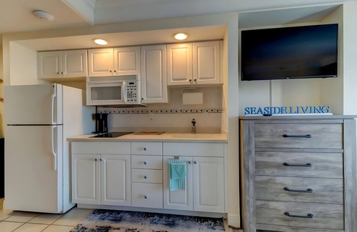 Ortona Park Apartment | Bang For Your Buck Hotel Condo with Kitchen, Ocean View and Private Balcony