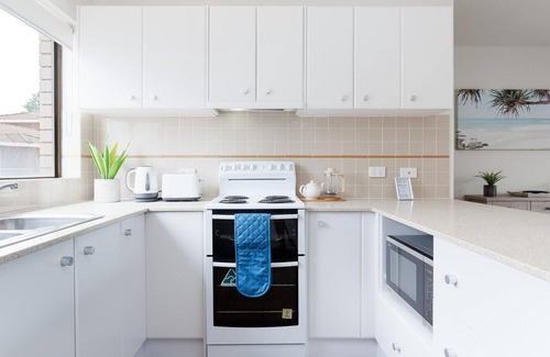 Soldiers Point Apartment | Bangalee, 3/41 Soldiers Point Rd - Fantastic Waterfront Unit with Air-Con, Pool, WIFI & Chromecast