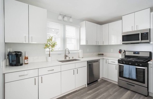 Bankers Hill Apartment | Bankers Hill Roomy Apt, 7 Min Walk to Downtown