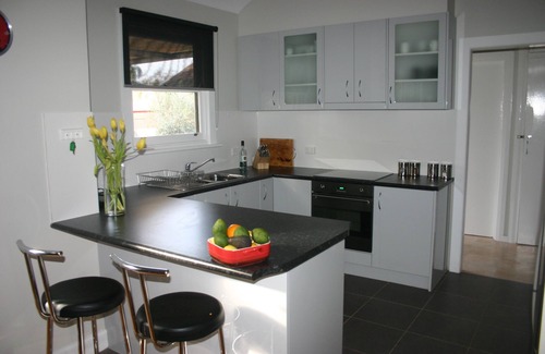 North Albury House | Banksia Cottage - An Old Charm Cottage that has been completely renovated