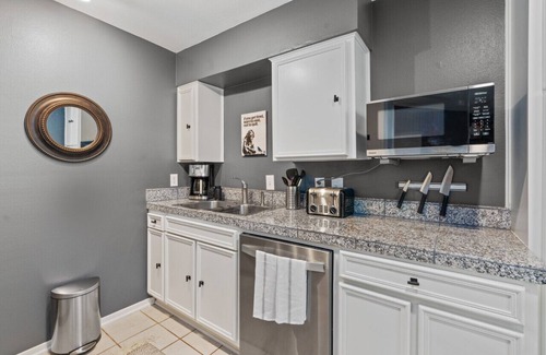 Zilker Condo | Banksy Bungalow in Zilker close to Downtown