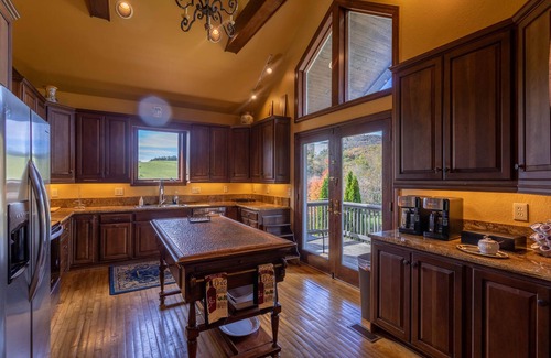 Banner Elk House | Banner Elk Winery Villa - Luxury Estate on a Beautiful Winery! 10min to downtown, hotub