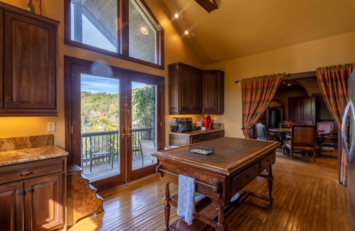 Banner Elk House | Banner Elk Winery Villa - Luxury Estate on a Beautiful Winery! 10min to downtown, hotub