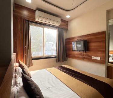 Nathdwara Hotel | Bansuri hotel - opposite shreenathji temple just80mtr Walk l 1min away 966o9o1oo6