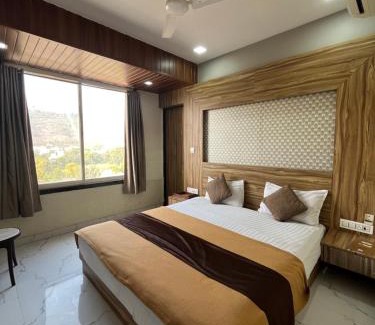 Nathdwara Hotel | Bansuri hotel - opposite shreenathji temple just80mtr Walk l 1min away 966o9o1oo6