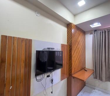 Nathdwara Hotel | Bansuri hotel - opposite shreenathji temple just80mtr Walk l 1min away 966o9o1oo6
