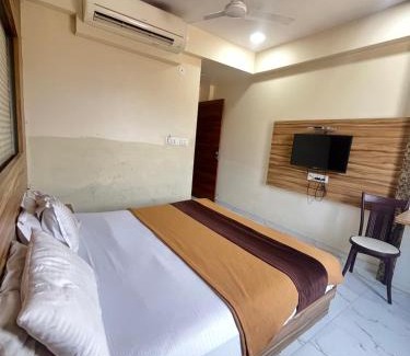 Nathdwara Hotel | Bansuri hotel - opposite shreenathji temple just80mtr Walk l 1min away 966o9o1oo6