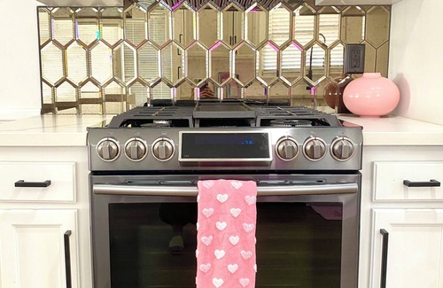 Eastside House | Barbie House: Themed Historic House, Close to Downtown LB! Easy Access to LA, OC