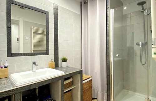 Sants-Montjuic Apartment | Barcelona Blissful Retreat with Stunning Views
