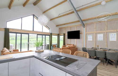 Kingswood Cottage | BARCUD COCH - RED KITE, pet friendly, with hot tub in Garthmyl