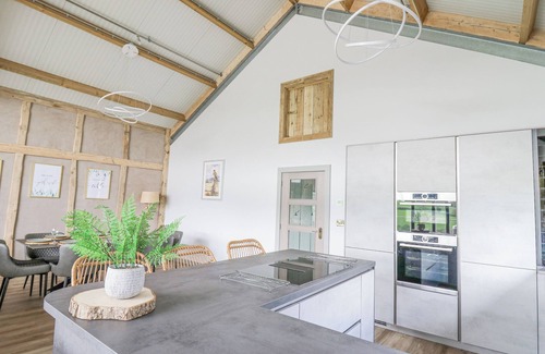Kingswood Cottage | BARCUD COCH - RED KITE, pet friendly, with hot tub in Garthmyl