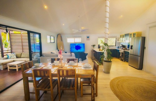 Agnes Water House | Barefeet Retreat - 3 bedroom air conditioned, pet friendly, town location
