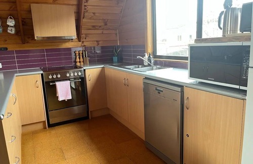 Bicheno Apartment | Barefoot Bungalow | Cozy Bicheno Hideaway |