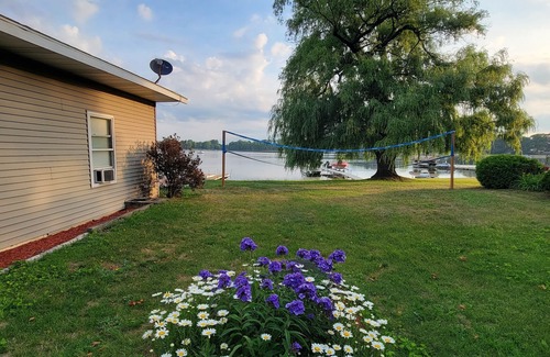 Coral House | Barefoot Beach Bungalow with WiFi, AC in tranquil Coral,MI