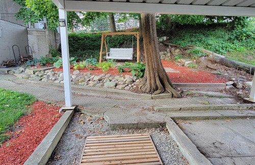 Coral House | Barefoot Beach Bungalow with WiFi, AC in tranquil Coral,MI