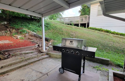 Coral House | Barefoot Beach Bungalow with WiFi, AC in tranquil Coral,MI