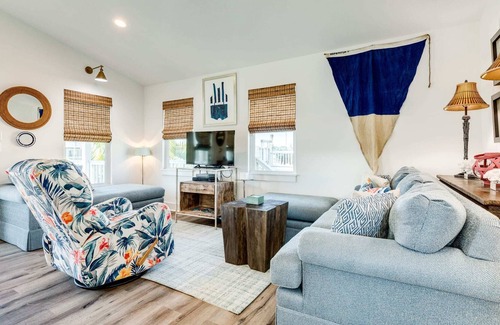 Galveston House | Barefoot Bungalow-Adorable & Spotless, Near Marina, Bar & Grill!