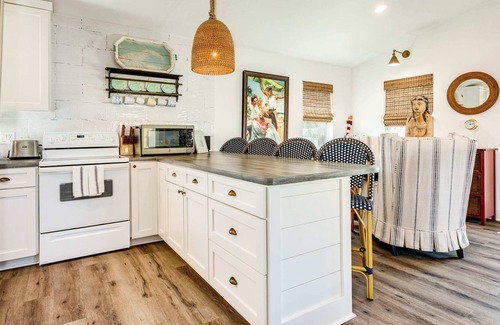 Galveston House | Barefoot Bungalow-Adorable & Spotless, Near Marina, Bar & Grill!