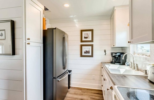 Galveston House | Barefoot Bungalow-Adorable & Spotless, Near Marina, Bar & Grill!