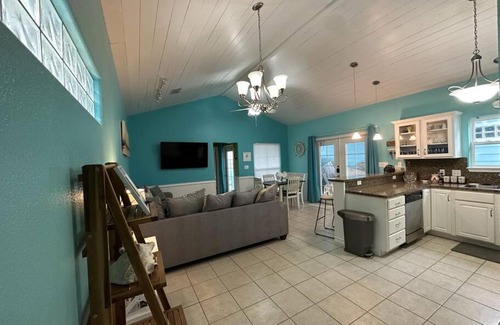 Corpus Christi Villa | Barefoot Bungalow - Pet Friendly- 2 Bdrm Townhome