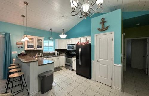 Corpus Christi Villa | Barefoot Bungalow - Pet Friendly- 2 Bdrm Townhome
