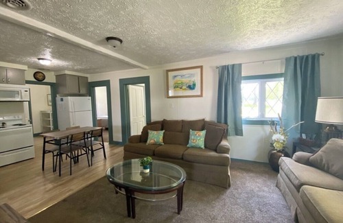 Geneva-on-the-Lake Cottage | Barefoot Bungalow: private 3 bdm cottage with patio