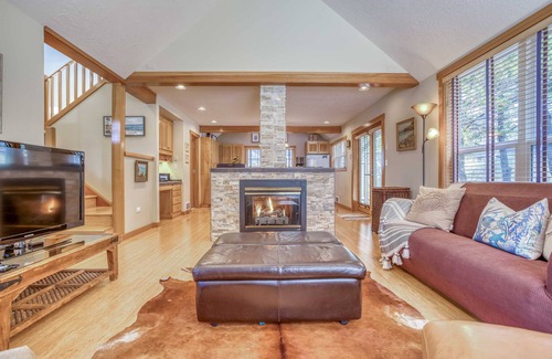 Shorepine Village House | Barefoot Bungalow-Beautiful Home*Fireplace*Deck*BBQ*Open Floor Plan*Close Beach