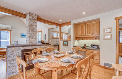 Shorepine Village House | Barefoot Bungalow-Beautiful Home*Fireplace*Deck*BBQ*Open Floor Plan*Close Beach