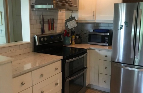 Anna Maria Cottage | Barefoot Gypsy = Steps to beach | Near Bayfront Park | Bean Point | Rod & Reel