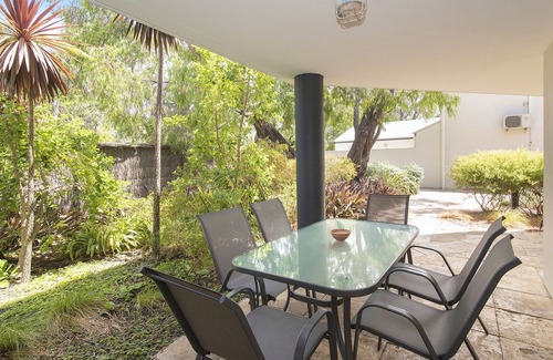 Broadwater Apartment | 'Barefoot on the Bay' - Beachfront resort apartment