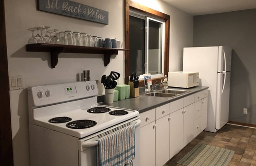Kingsville Cottage | BarefootonPelee: Bungalown[No Cleaning Fee! Starlink Internet!]