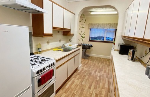 Longbridge House | Barking London Sleeps 11 - Parking - train/tube
