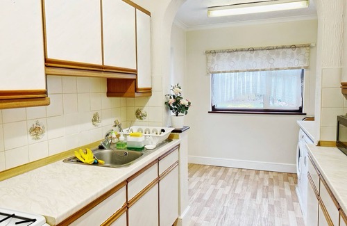 Longbridge House | Barking London Sleeps 11 - Parking - train/tube