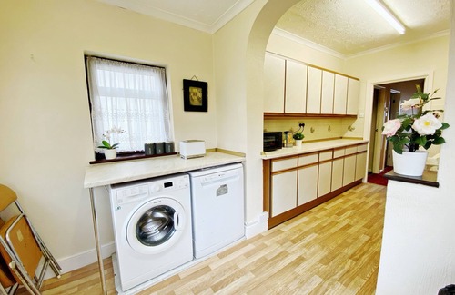 Longbridge House | Barking London Sleeps 11 - Parking - train/tube