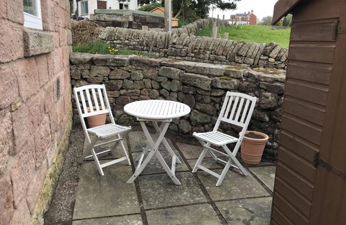 Cauldon Low House | Barn Conversion - Sleeps 2 - Pet friendly - Garden
