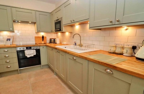 Little Rissington Cottage | Barn in Cotswolds with Hot Tub & Scenic Views