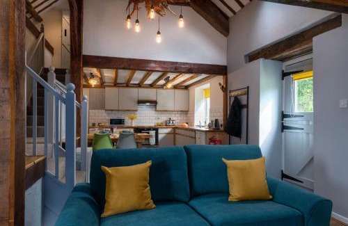 Bryn-crug House | Barn Retreat with Valley Views & Onsite Dog Field