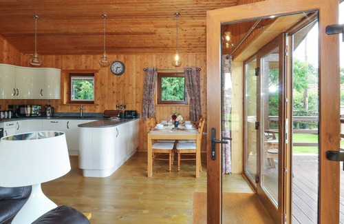 Crediton Cottage | BARN SHELLEY LODGE, family friendly, with open fire in Copplestone