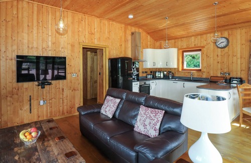 Crediton Cottage | BARN SHELLEY LODGE, family friendly, with open fire in Copplestone
