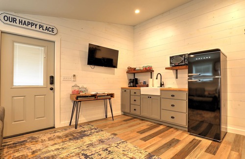 Fredericksburg Apartment | Barnside Hangout - Country setting near wineries and downtown Fredericksburg