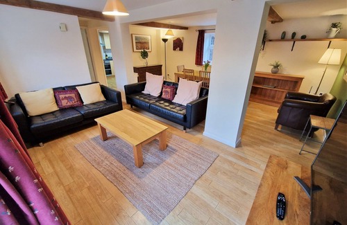 Ivinghoe Cottage | Barnyard Cottage - three bedroom barn conversion with free wi-fi
