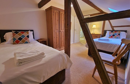 Ivinghoe Cottage | Barnyard Cottage - three bedroom barn conversion with free wi-fi